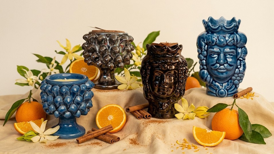 Candele Happy di Elisir di Luce in Testa di Moro e Mezza Pigna, colori Bronzo Lucido e Blu Cristallino