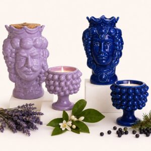 Candele Trilogia Mediterranea di Elisir di Luce in Testa di Moro e Mezza Pigna, colori Blu Lucido e Lilla Lucido